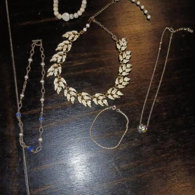 COSTUME JEWELRY, THREE NECKLACES AND TWO BRACELETS.
