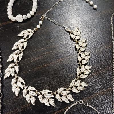 COSTUME JEWELRY, THREE NECKLACES AND TWO BRACELETS.