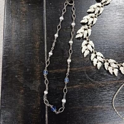 COSTUME JEWELRY, THREE NECKLACES AND TWO BRACELETS.