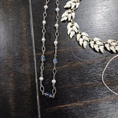 COSTUME JEWELRY, THREE NECKLACES AND TWO BRACELETS.