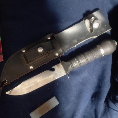 HUNTING KNIFE W/SHEATH AND SHARPENING STONE COMPASS ON TOP