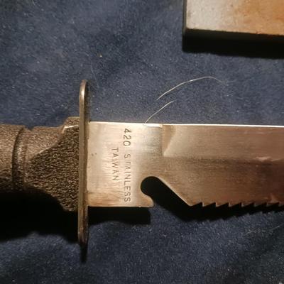HUNTING KNIFE W/SHEATH AND SHARPENING STONE COMPASS ON TOP