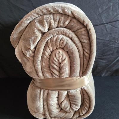 Brand new Luxury Collection Monte & Jardin Queen sized velvet Sherpa Blanket 98" x 92"