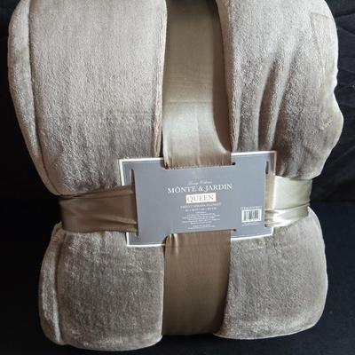 Brand new Luxury Collection Monte & Jardin Queen sized velvet Sherpa Blanket 98" x 92"