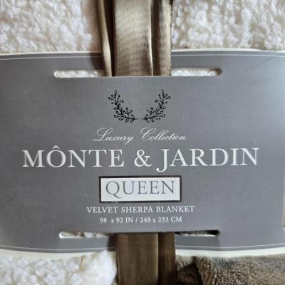 Brand new Luxury Collection Monte & Jardin Queen sized velvet Sherpa Blanket 98" x 92"