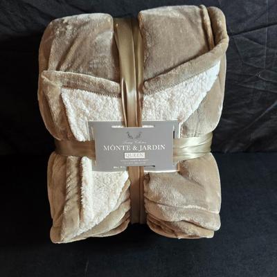 Brand new Luxury Collection Monte & Jardin Queen sized velvet Sherpa Blanket 98" x 92"