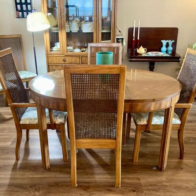 Sale Photo Thumbnail #423: Thomasville Dinning Table