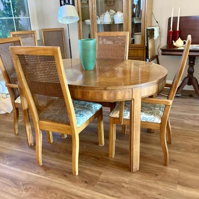 Sale Photo Thumbnail #424: Thomasville Dinning Table