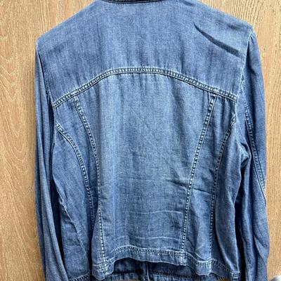 Sale Photo Thumbnail #324: In good previously owned condition. Zipper front closure. Label reads "2, US size 12/14"