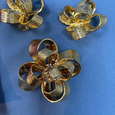 Sale Photo Thumbnail #106: Another like new condition set!