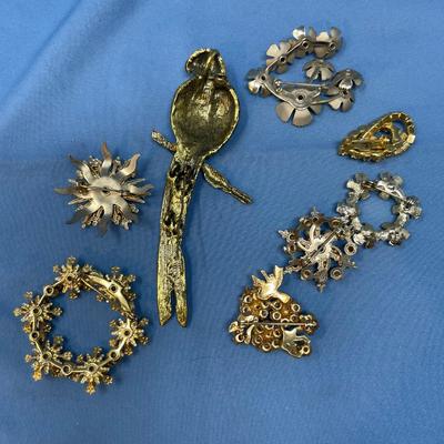 Sale Photo Thumbnail #213: The parrot's tail is hinged, so it moves.  No damage!