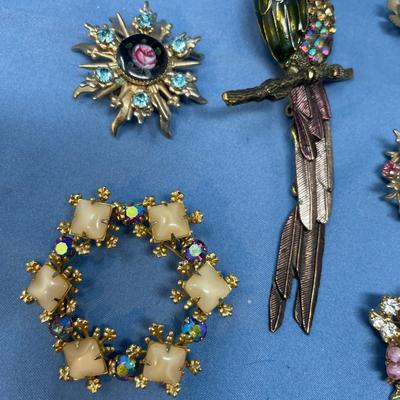 Sale Photo Thumbnail #211: The parrot's tail is hinged, so it moves.  No damage!