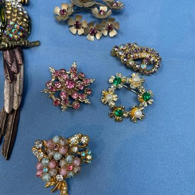 Sale Photo Thumbnail #212: The parrot's tail is hinged, so it moves.  No damage!