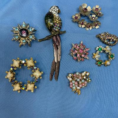 Sale Photo Thumbnail #210: The parrot's tail is hinged, so it moves.  No damage!