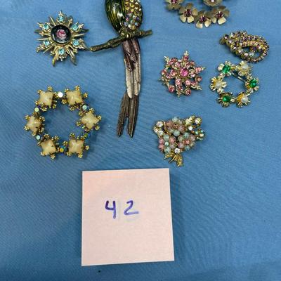 Sale Photo Thumbnail #209: The parrot's tail is hinged, so it moves.  No damage!