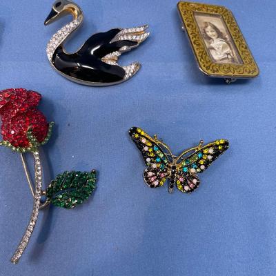 Sale Photo Thumbnail #238: All neat & in great shape! swarovski, JJ, & others.