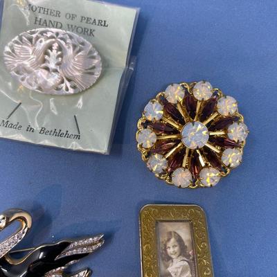 Sale Photo Thumbnail #239: All neat & in great shape! swarovski, JJ, & others.