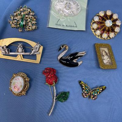 Sale Photo Thumbnail #236: All neat & in great shape! swarovski, JJ, & others.