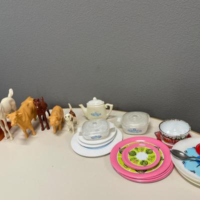 Plastic animals and kids dishes