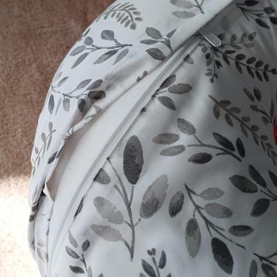 LOT 7: Fisherprice Baby Bouncer, TOMY Bathtub, Crocheted Blanket & More