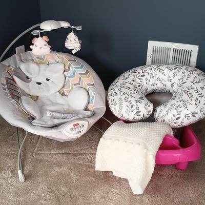 LOT 7: Fisherprice Baby Bouncer, TOMY Bathtub, Crocheted Blanket & More