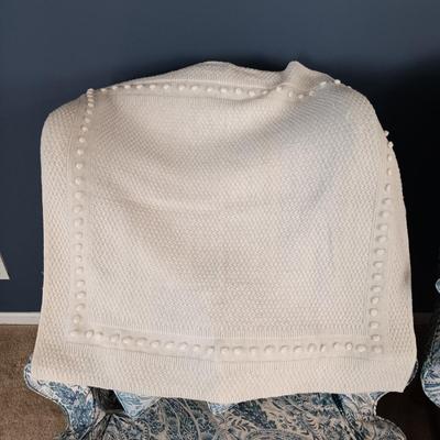 LOT 7: Fisherprice Baby Bouncer, TOMY Bathtub, Crocheted Blanket & More