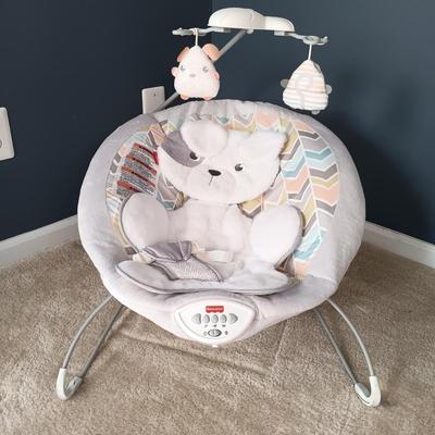 LOT 7: Fisherprice Baby Bouncer, TOMY Bathtub, Crocheted Blanket & More