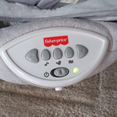 LOT 7: Fisherprice Baby Bouncer, TOMY Bathtub, Crocheted Blanket & More