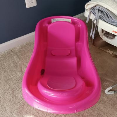 LOT 7: Fisherprice Baby Bouncer, TOMY Bathtub, Crocheted Blanket & More