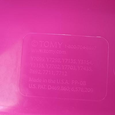 LOT 7: Fisherprice Baby Bouncer, TOMY Bathtub, Crocheted Blanket & More