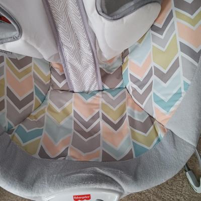 LOT 7: Fisherprice Baby Bouncer, TOMY Bathtub, Crocheted Blanket & More