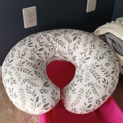 LOT 7: Fisherprice Baby Bouncer, TOMY Bathtub, Crocheted Blanket & More