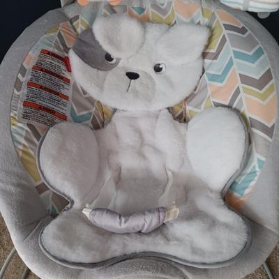 LOT 7: Fisherprice Baby Bouncer, TOMY Bathtub, Crocheted Blanket & More