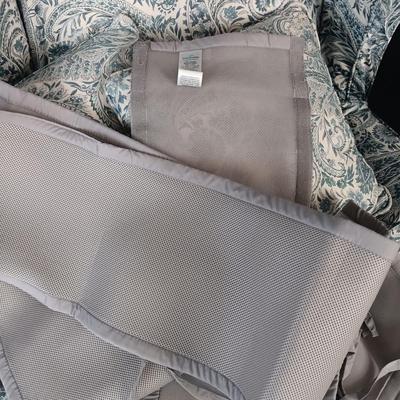 LOT 7: Fisherprice Baby Bouncer, TOMY Bathtub, Crocheted Blanket & More