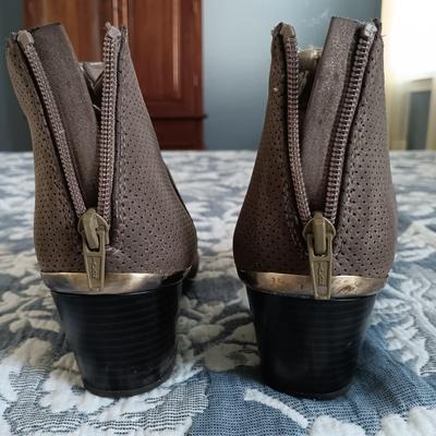 LOT 24: Shoe Collection Size 9 - Steve Madden, DKNY, Jennifer Lopez & More