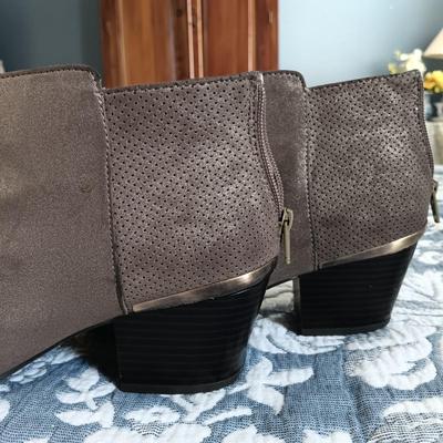 LOT 24: Shoe Collection Size 9 - Steve Madden, DKNY, Jennifer Lopez & More