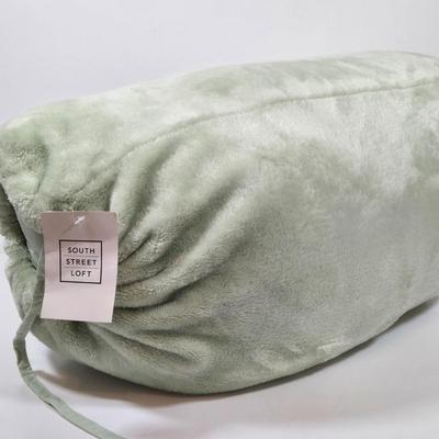 LOT 51: Two Berkshire Blankets (Super Soft and Cozy!) and South Street Loft Queen Size Bed in a Bag