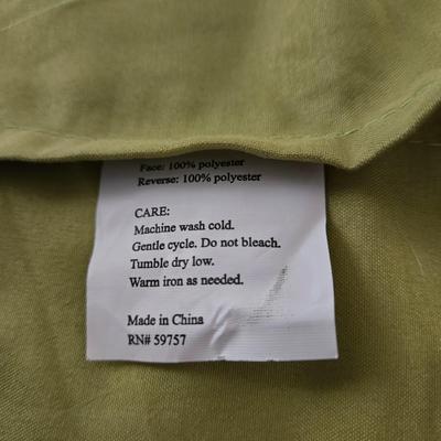 LOT 53: Beautiful Flower Print Comforter with Matching Pillow Shams and Throw Pillow