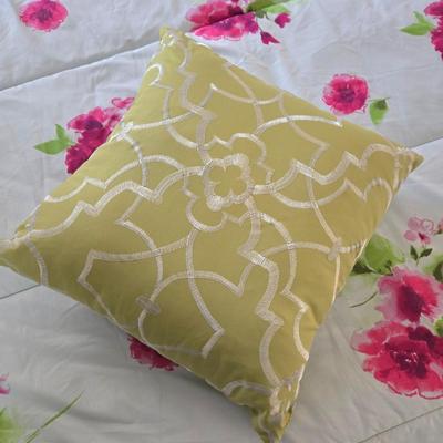 LOT 53: Beautiful Flower Print Comforter with Matching Pillow Shams and Throw Pillow