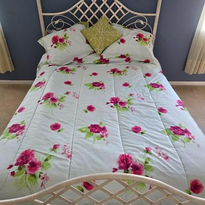 LOT 53: Beautiful Flower Print Comforter with Matching Pillow Shams and Throw Pillow