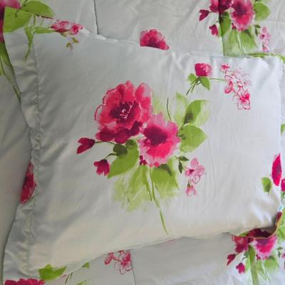 LOT 53: Beautiful Flower Print Comforter with Matching Pillow Shams and Throw Pillow