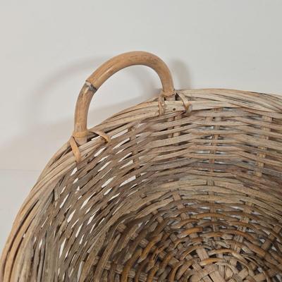 LOT 148: Pair of Vintage Wall Floral Candles Sconces, Metal Wall Pocket Planter, Distressed Metal Candle Holder, and More