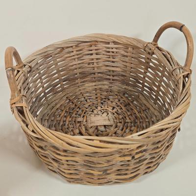 LOT 148: Pair of Vintage Wall Floral Candles Sconces, Metal Wall Pocket Planter, Distressed Metal Candle Holder, and More