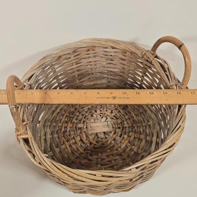 LOT 148: Pair of Vintage Wall Floral Candles Sconces, Metal Wall Pocket Planter, Distressed Metal Candle Holder, and More