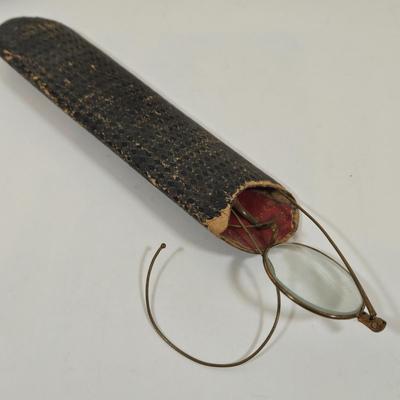 LOT 152: The National Third Reader by Parker & Watson Antique Book, Antique Musket Percussion Caps in Tin Container, Antique Pince...