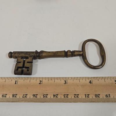 LOT 152: The National Third Reader by Parker & Watson Antique Book, Antique Musket Percussion Caps in Tin Container, Antique Pince...