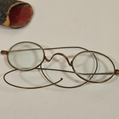 LOT 152: The National Third Reader by Parker & Watson Antique Book, Antique Musket Percussion Caps in Tin Container, Antique Pince...