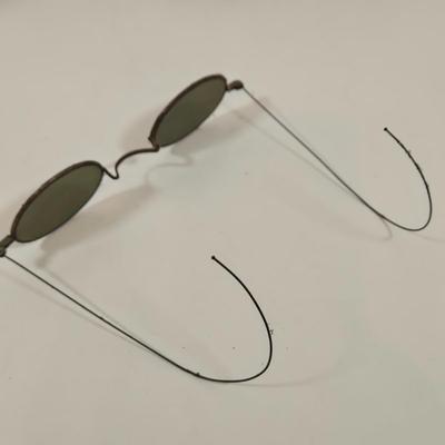 LOT 152: The National Third Reader by Parker & Watson Antique Book, Antique Musket Percussion Caps in Tin Container, Antique Pince...