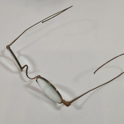 LOT 152: The National Third Reader by Parker & Watson Antique Book, Antique Musket Percussion Caps in Tin Container, Antique Pince...