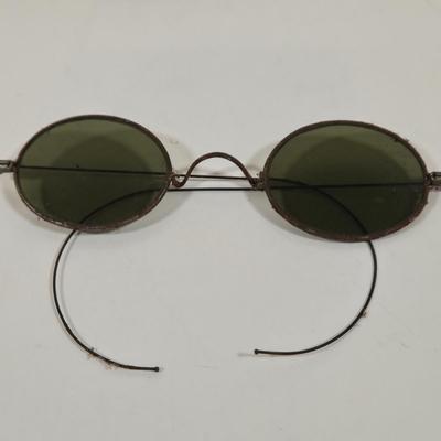 LOT 152: The National Third Reader by Parker & Watson Antique Book, Antique Musket Percussion Caps in Tin Container, Antique Pince...